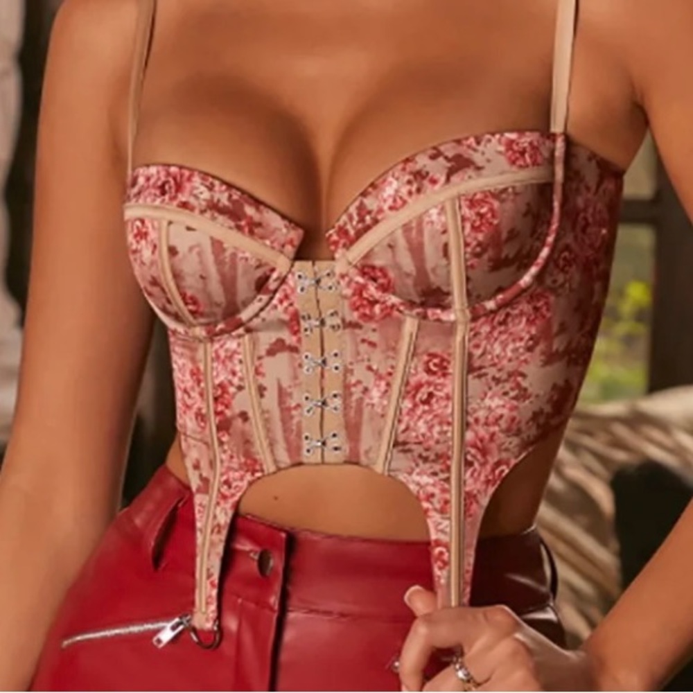 FLORAL PRINT CORSET CROP TOP IN RED                         US 2